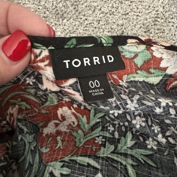 TORRID 00 0X XL Red Pink Floral Challis Empire Top R $46 - Picture 6 of 10